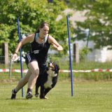 Frau rennt mit Berner Sennenhund im Turnierhundsport.